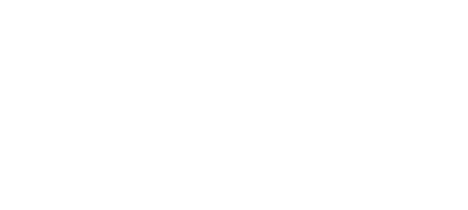 Photographie d'une biche courant à travers champ