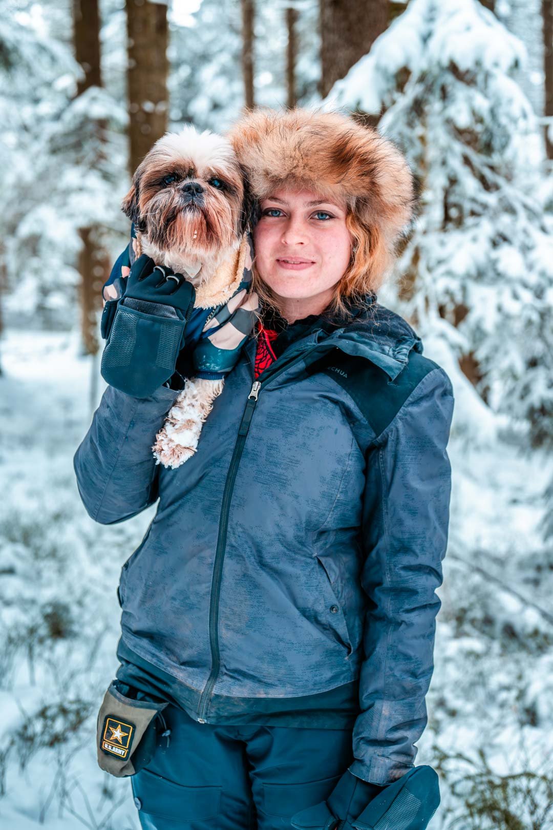 Mélanie et Jax son compagnon court dans les bois enneigée.